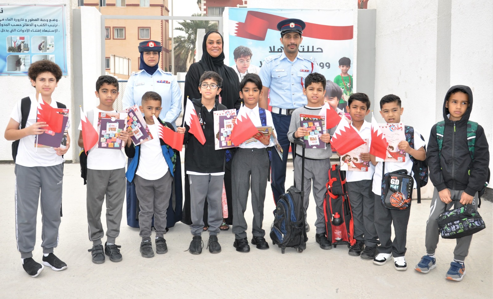 شرطة خدمة المجتمع بمديرية العاصمة تزور عدد من المدارس بمناسبة يوم الشراكة المجتمعية والانتماء الوطني<